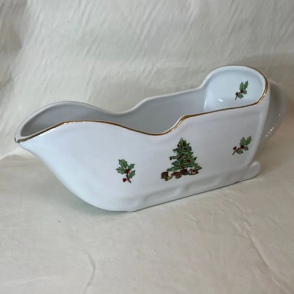 Christmas Tree Sleigh Gravy Boat 20 Oz Gold Trimmed Porcelain White Green Holly